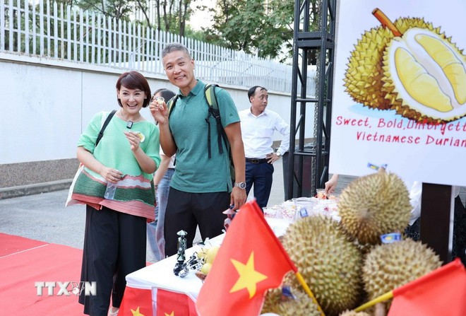 Gian hàng sầu riêng của Việt Nam thu hút nhiều người dân Bắc Kinh tham quan, thưởng thức. (Ảnh: Công Tuyên/TTXVN)