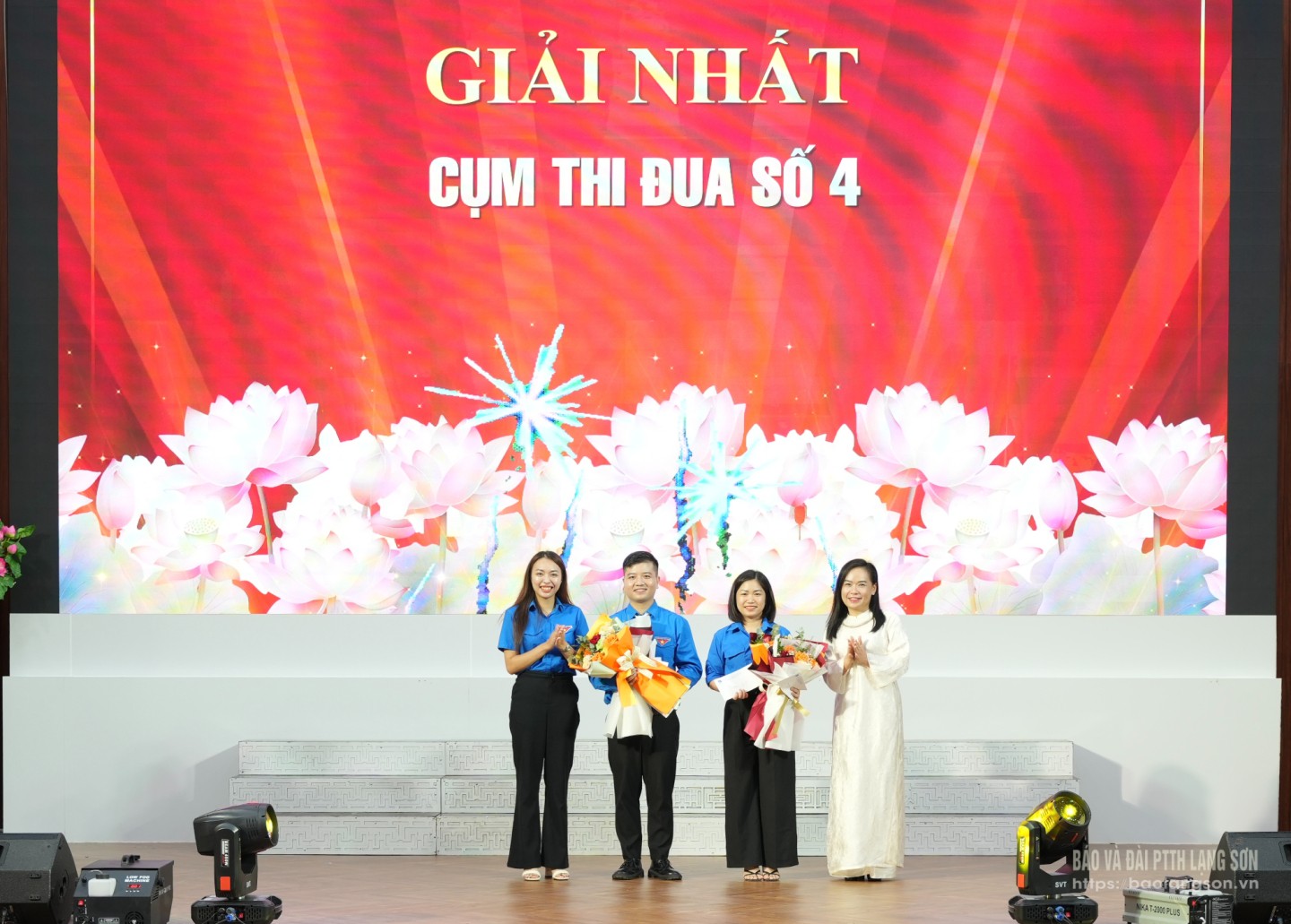 Ban tổ chức trao giải Nhất cho đội thi Cụm thi đua số 4