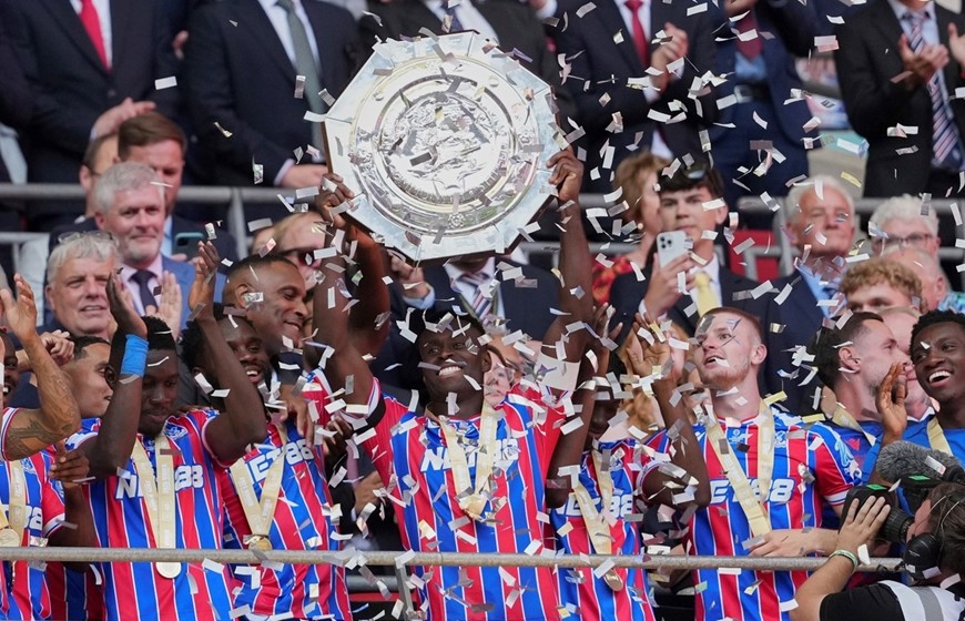 Crystal Palace nâng Siêu cúp Anh sau khi hạ Liverpool từ chấm 11m. Ảnh: Arab Times