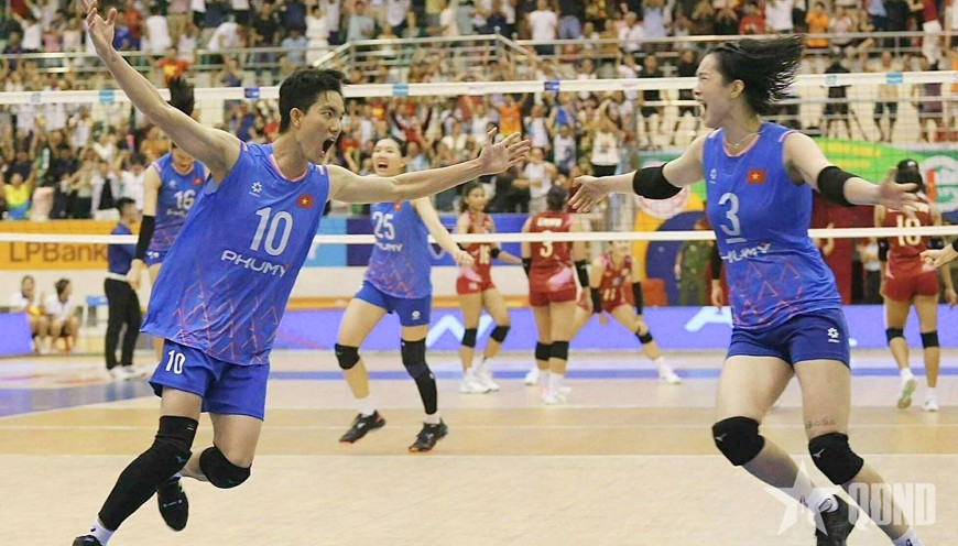 Bích Tuyền và Thanh Thúy vỡ òa khi đội tuyển bóng chuyền nữ Việt Nam đánh bại đội tuyển Thái Lan. Ảnh: HIẾU LƯƠNG