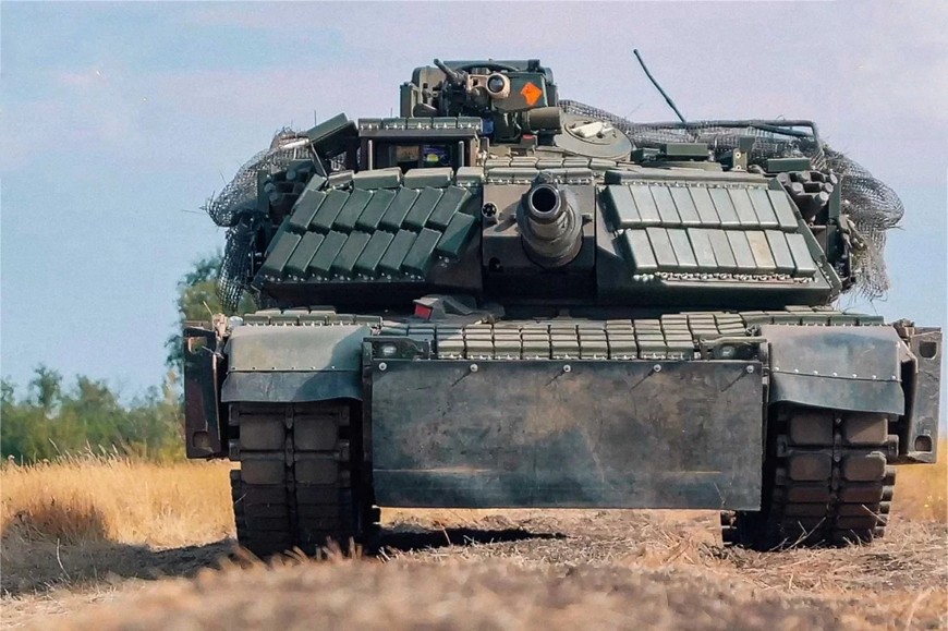 M1A1 SA Abrams được nâng cấp với Kontakt-1 và giáp lồng, nâng cao khả năng bảo vệ trước UAV và đạn tấn công đột nóc. Ảnh: Bộ Quốc phòng Ukraine