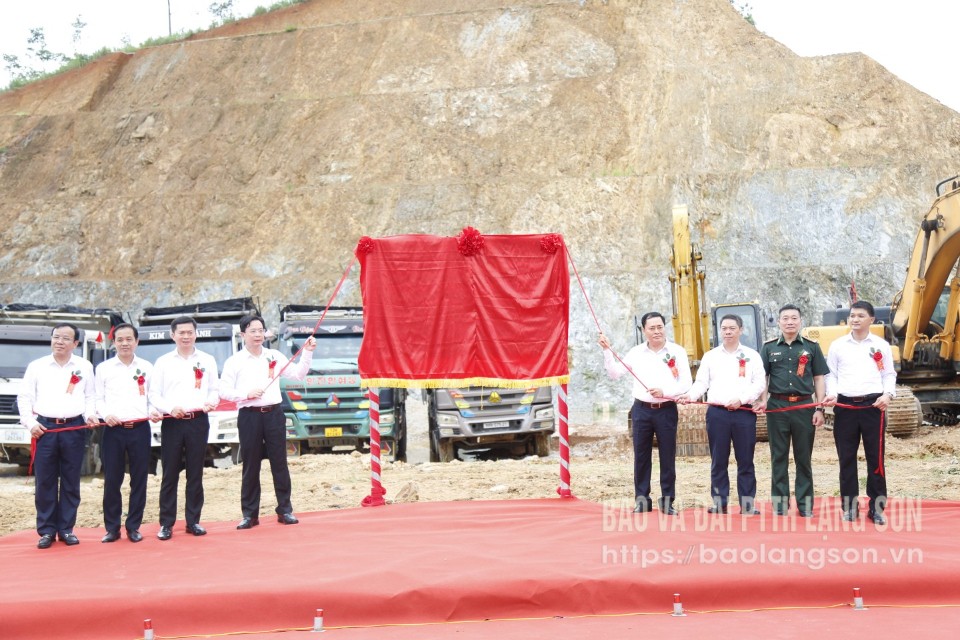 Các đại biểu thực hiện nghi thức gắn biển công trình chào mừng Đại hội Đảng bộ tỉnh lần thứ XVIII tại dự án mở rộng đường vận chuyển hàng hoá chuyên dụng khu vực mốc 1119 - 1120 Cửa khẩu Quốc tế Hữu Nghị (Ngày 30/6/2025) - Ảnh: GIA KHÁNH