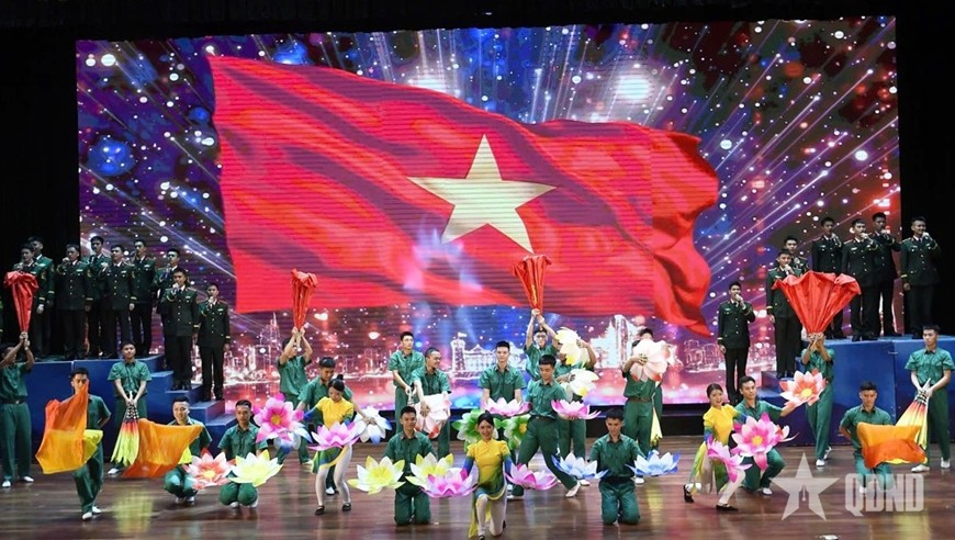 Tiết mục văn nghệ tại Hội thảo khoa học “Sức mạnh chính trị tinh thần của Cách mạng Tháng Tám năm 1945 - Ý nghĩa đối với sự nghiệp xây dựng và bảo vệ Tổ quốc trong kỷ nguyên mới” do Trường Sĩ quan Chính trị chủ trì phối hợp với Cục Tuyên huấn và Báo Quân đội nhân dân tổ chức ngày 7-8-2025. Ảnh: TUẤN HUY