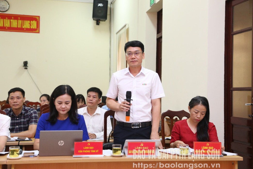 Lãnh đạo Báo và Đài phát thanh Truyền hình tỉnh phát biểu tại hội nghị