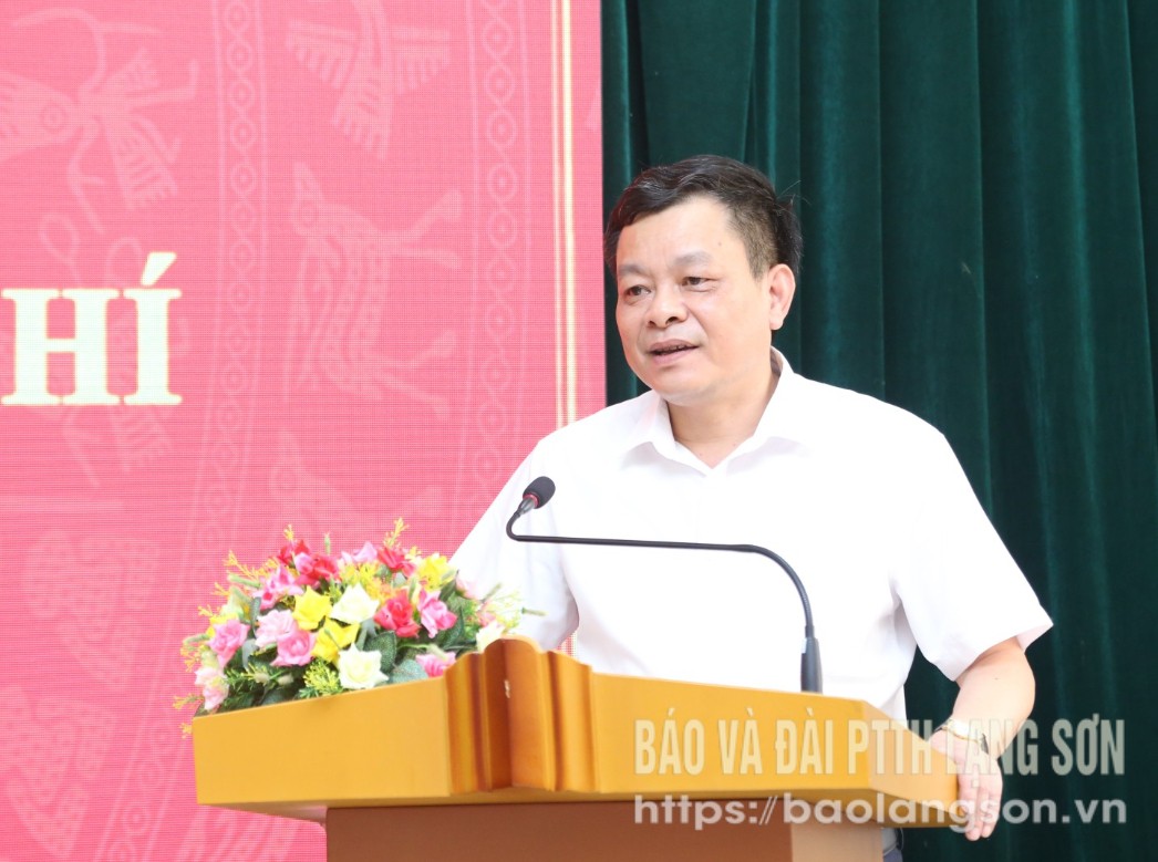 Đồng chí Nguyễn Quốc Khánh Ủy viên Ban Thường vụ Tỉnh ủy, Trưởng Ban Tuyên giáo và Dân vận Tỉnh ủy phát biểu kết luận hội nghị