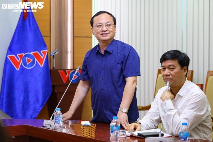Tổng Giám đốc Đài TNVN Đỗ Tiến Sỹ (áo xanh) cùng Phó Tổng Giám đốc Đài TNVN Ngô Minh Hiển tại buổi nghiệm thu dự án triển lãm