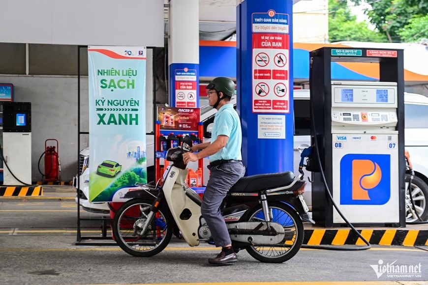  Người dân đổ xăng tại cửa hàng xăng dầu ở TP Hồ Chí Minh. Ảnh: vietnamnet.vn