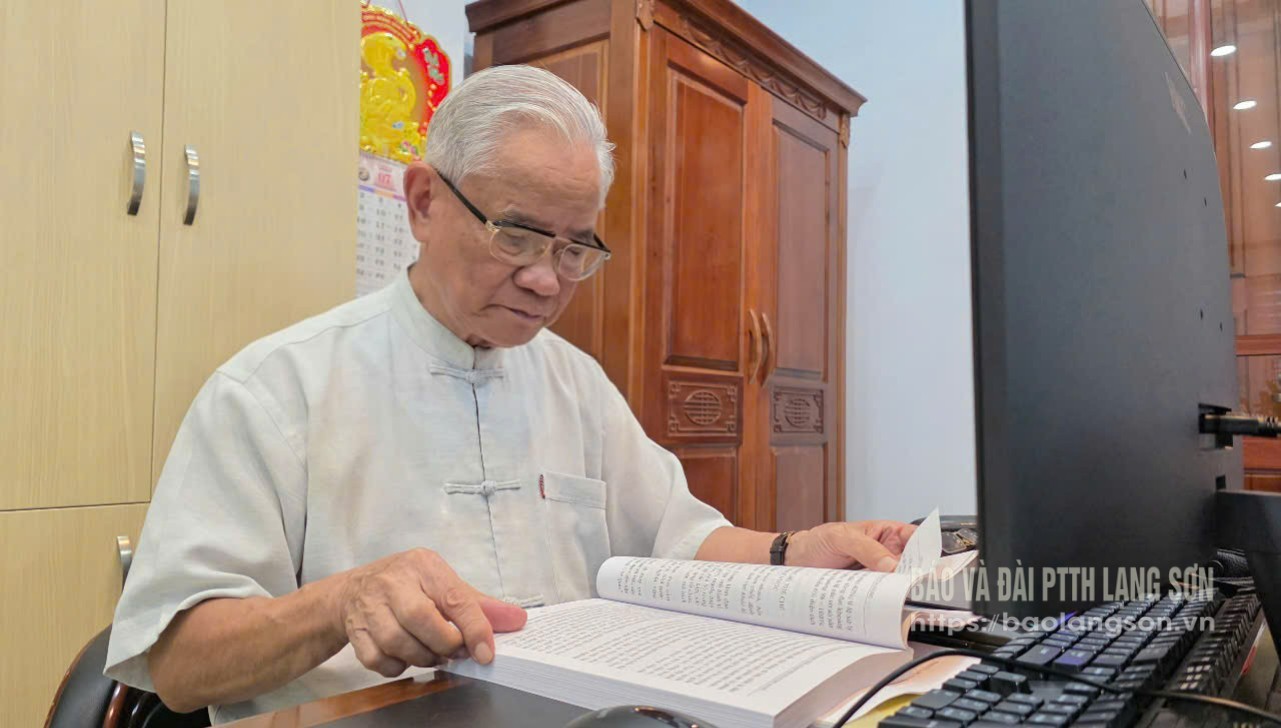 Đồng chí Đoàn Bá Nhiên, nguyên Phó Bí thư Tỉnh ủy, nguyên Chủ tịch UBND tỉnh nghiên cứu dự thảo Báo cáo chính trị