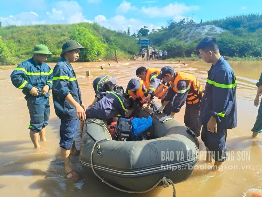 Lực lượng chức năng tìm kiếm nạn nhân bị nước cuốn trôi khi qua ngầm tràn ở xã Khuất Xá