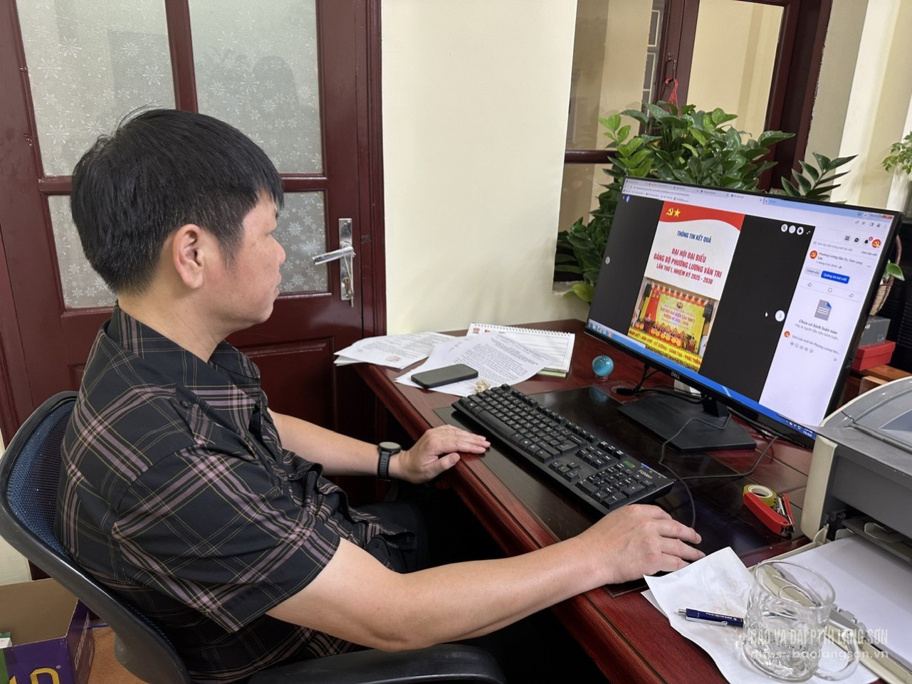 Chuyên viên Phòng Văn hóa – Xã hội (VHXH) thực hiện thao tác đăng tin, bài trên fanpage “Trang tin phường Lương Văn Tri”