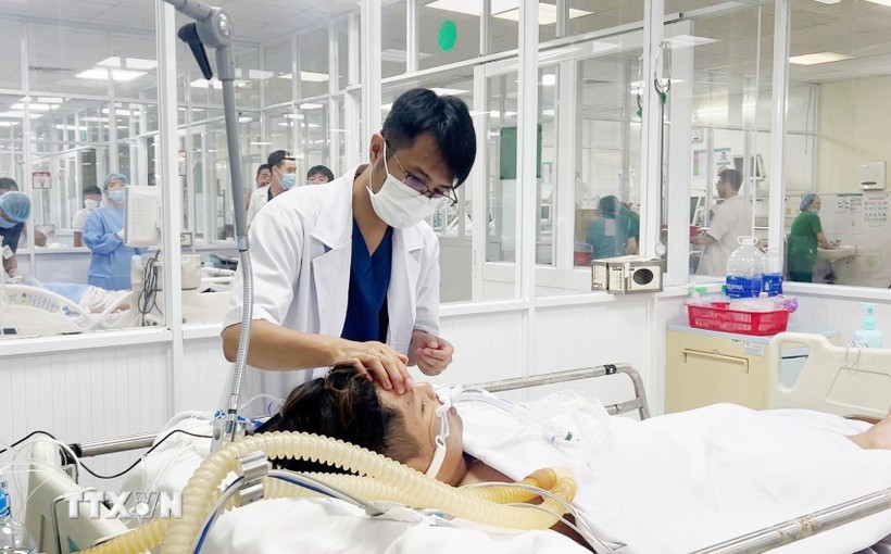 Bác sỹ Bệnh viện Quân y 175 điều trị cho bệnh nhân sốt xuất huyết trong tình trạng nặng. (Ảnh: Đinh Hằng/TTXVN)