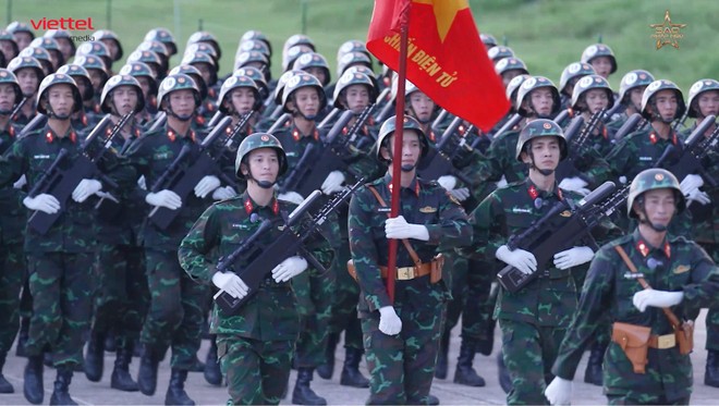 Thượng úy Lê Hoàng Hiệp trong nghi thức rước cờ. (Ảnh: NSX)