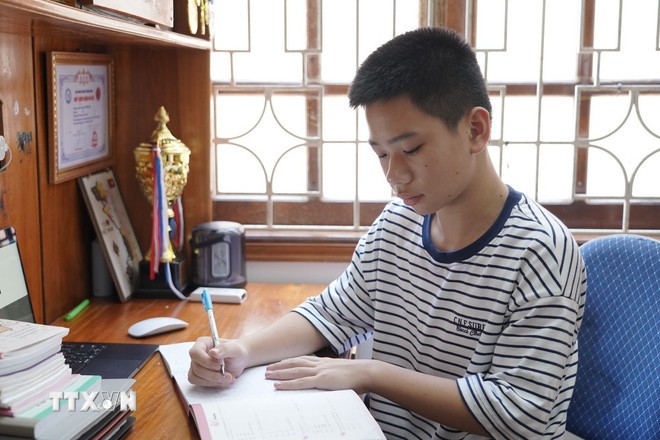 Để có thành tích cao tại Đấu trường Toán học châu Á 2025 ở Nhật Bản, Dương Minh Tâm đã tập trung ôn luyện, làm quen với các dạng đề có độ khó cao. (Ảnh: Thanh Thủy/TTXVN)