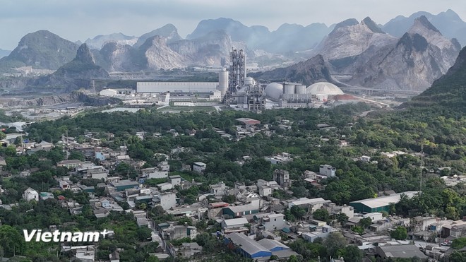 Hoạt động khai thác khoáng sản gây ô nhiễm môi trường. (Ảnh: Hoài Nam/Vietnam+)