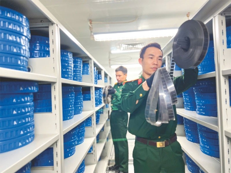 Phim tư liệu được bảo quản nghiêm ngặt trong nhiệt độ ổn định 10 độ C, được kiểm tra định kỳ nhằm kịp thời phục chế. Ảnh: KỲ SƠN 