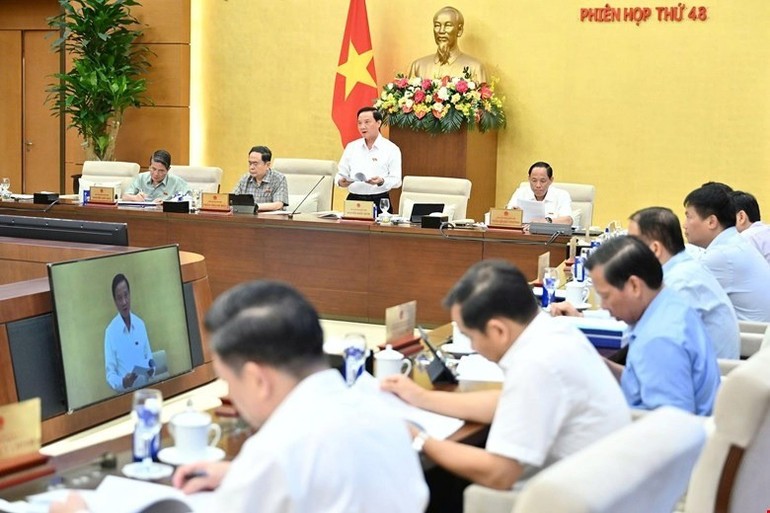 Phó Chủ tịch Quốc hội Nguyễn Khắc Định điều hành nội dung phiên họp. (Ảnh: DUY LINH)