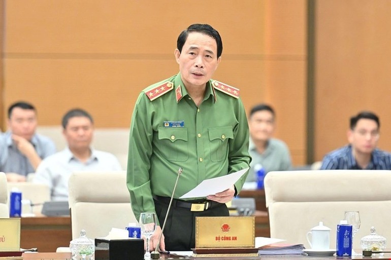 Thứ trưởng Công an Lê Quốc Hùng phát biểu làm rõ một số nội dung liên quan. (Ảnh: DUY LINH)