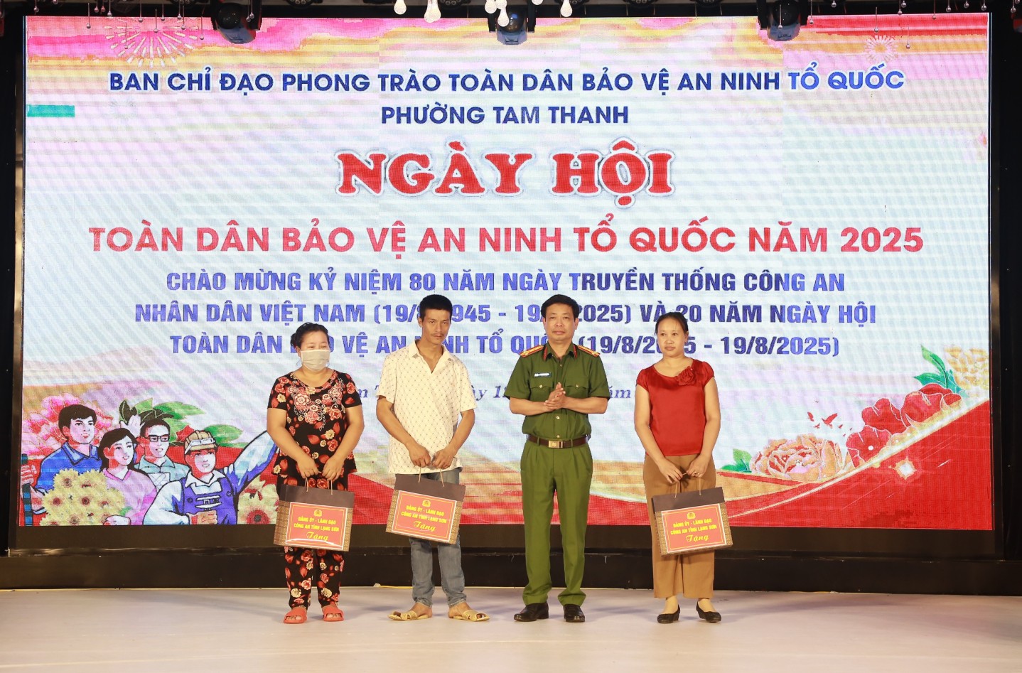 Lãnh đạo Công an tỉnh tặng quà cho gia đình có hoàn cảnh khó khăn