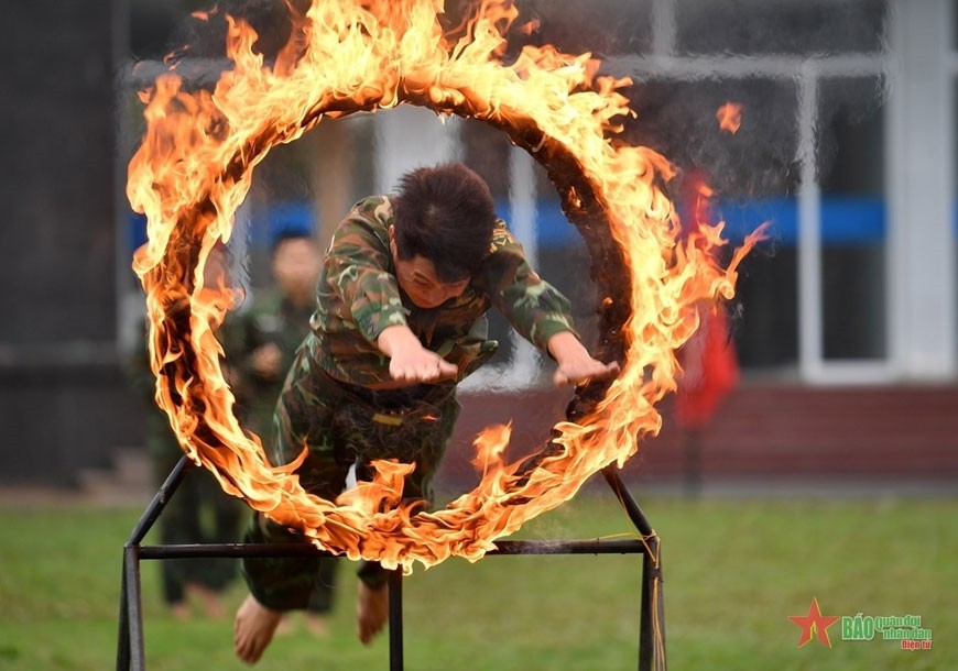 Bộ đội Đặc công trình diễn kỹ thuật, võ thuật đặc công. Ảnh:qdnd.vn 