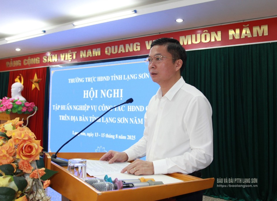  Đồng chí Đinh Hữu Học, Tỉnh ủy viên, Phó Chủ tịch Thường trực HĐND phát biểu khai mạc hội nghị tập huấn