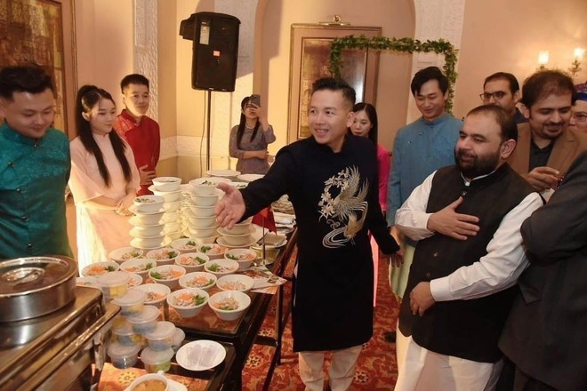 Khách tham quan gian ẩm thực Việt Nam. (Ảnh do Đại sứ quán Việt Nam tại Pakistan cung cấp)