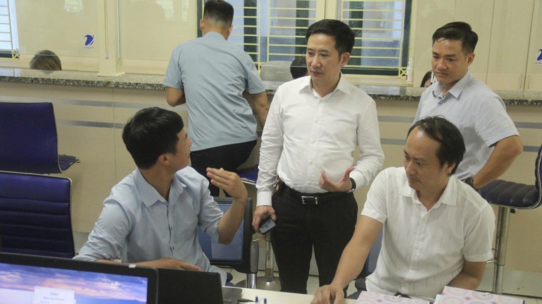 Phó Vụ trưởng Khoa học kỹ thuật và công nghệ Nguyễn Lê Hùng trao đổi với người dân tới sử dụng dịch vụ hành chính công.