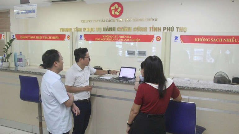 Ông Ngô Minh Phước, Phó Giám đốc Trung tâm Công nghệ thông tin, Bộ Khoa học và Công nghệ trao đổi với cán bộ tại Trung tâm Phục vụ hành chính công tỉnh Phú Thọ.