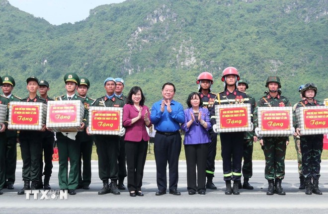 Trưởng Ban Tuyên giáo và Dân vận Trung ương Nguyễn Trọng Nghĩa và Bí thư Thành ủy Hà Nội Bùi Thị Minh Hoài tặng quà các đoàn tham gia hợp luyện. (Ảnh: Trọng Đức/TTXVN)