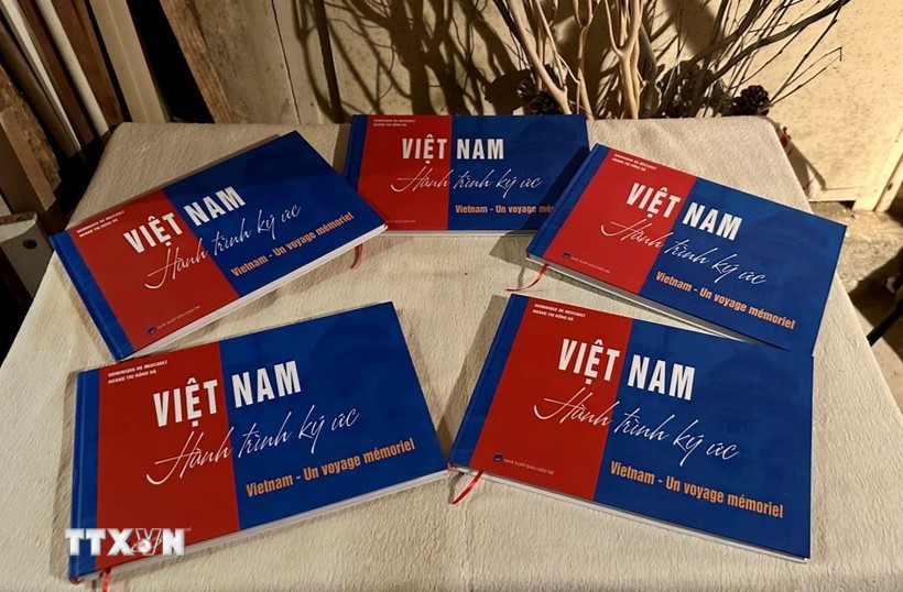 Trang bìa cuốn sách ảnh đề 