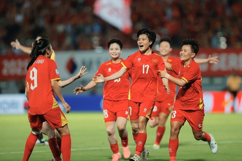Tran Thi Thu Thao (No. 17) celebrates with her teammates after scoring the opening goal for Vietnam. (Photo: VNA)