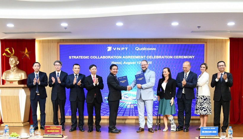 Ông Huỳnh Quang Liêm, Tổng Giám đốc VNPT và ông Cristiano Amon, Chủ tịch kiêm Tổng giám đốc Qualcomm thực hiện nghi lễ trao Thỏa thuận hợp tác chiến lược giữa hai Tập đoàn. (Ảnh: PV/Vietnam+)