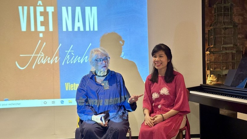 Dominique de Miscault and Dr Hoang Thi Hong Ha introduce the photography book 