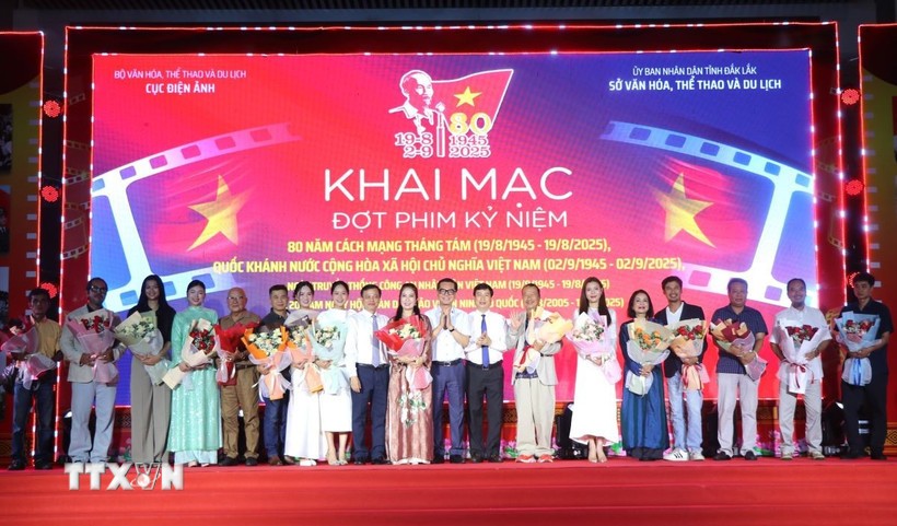 Tặng hoa cho các nghệ sỹ, diễn viên của các đoàn làm phim. (Ảnh: Tường Quân/TTXVN)