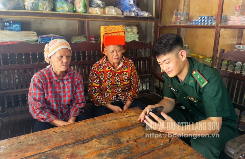 Trung úy Triệu Văn Quý, Đội trưởng Đội Vận động quần chúng, Đồn Biên phòng Ba Sơn hướng dẫn người dân  sử dụng phần mềm trên điện thoại