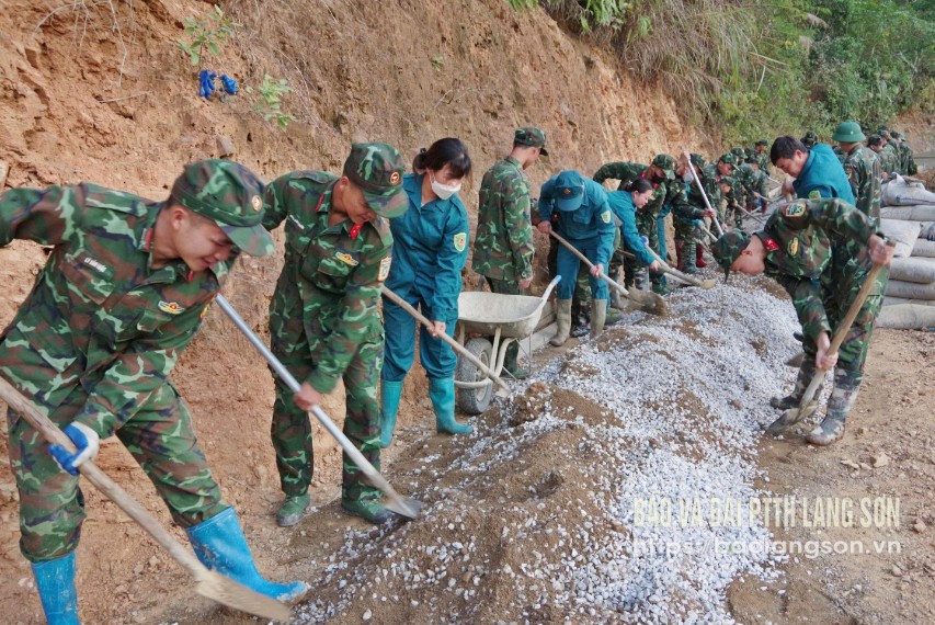 Cán bộ, chiến sĩ Tiểu đoàn 1, Trung đoàn 123 và lực lượng dân quân xã Điềm He tham gia làm đường bê tông nông thôn tại thôn Khau Ngoà, xã Điềm He