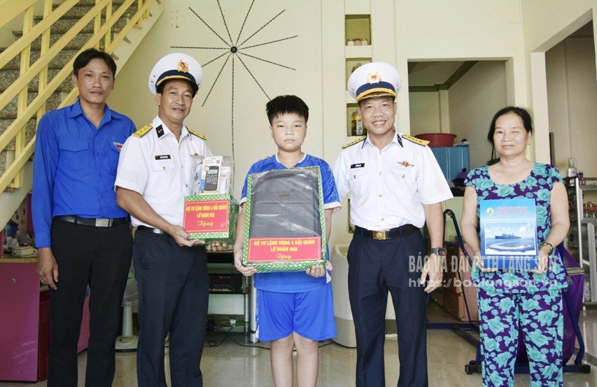 Được Lữ đoàn 955 nhận đỡ đầu, Duy không chỉ được hỗ trợ vật chất để học tập mà hơn hết em có thêm điểm tựa tinh thần
