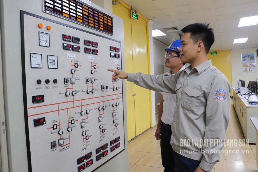 Cán bộ kỹ thuật Công ty Nhiệt điện Na Dương-TKV kiểm tra hệ thống vận hành