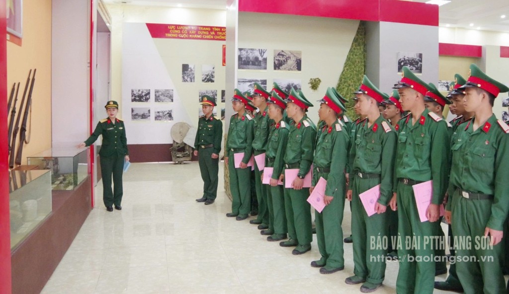Bộ Chỉ huy Quân sự tỉnh tuyên truyền cho chiến sĩ về cuộc đời hoạt động cách mạng của đồng chí Lương Văn Tri tại nhà truyền thống của đơn vị - Ảnh: DƯƠNG NGUYÊN