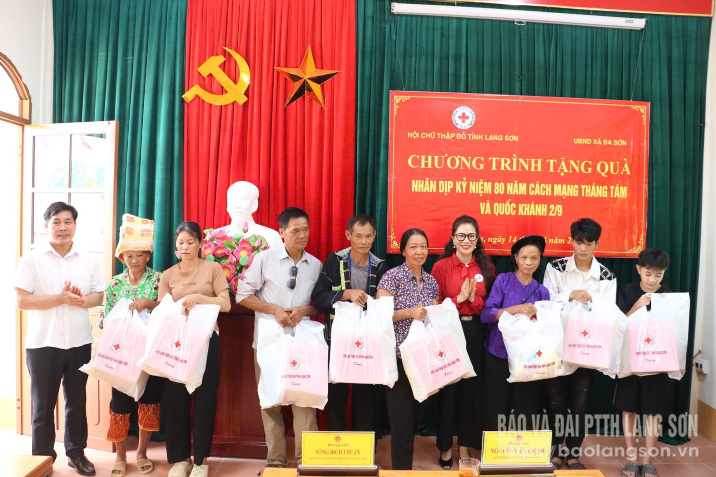 Lãnh đạo Hội Chữ thập đỏ tỉnh và UBND xã Ba Sơn trao quà cho các gia đình chính sách, hộ có hoàn cảnh khó khăn tại xã Ba Sơn