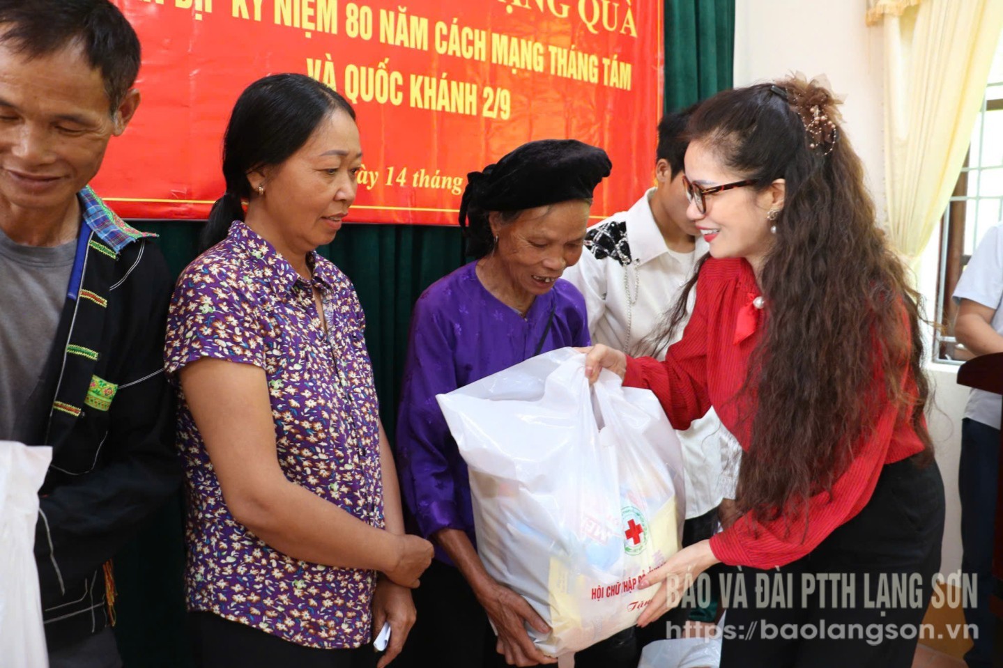 Lãnh đạo Hội Chữ thập đỏ tỉnh trao quà cho các gia đình chính sách, hộ có hoàn cảnh khó khăn tại xã Ba Sơn