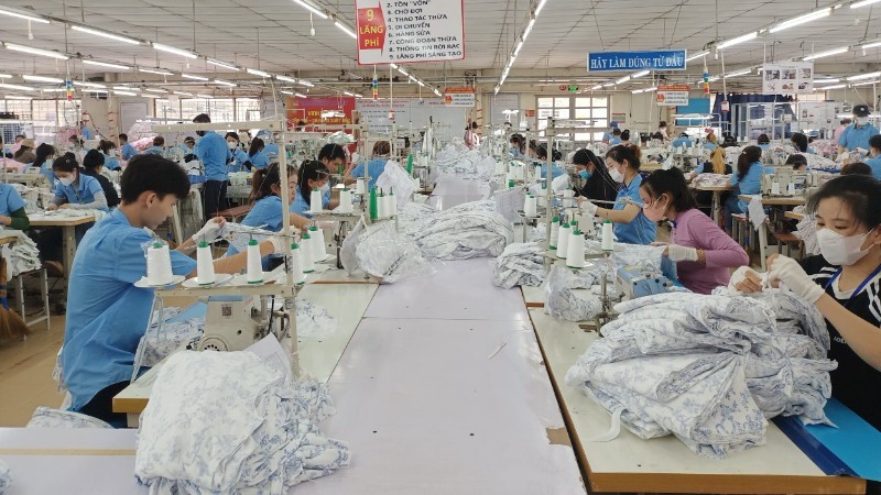Sản xuất hàng dệt may tại Nhà máy may Hòa Thọ (Quảng Ngãi).