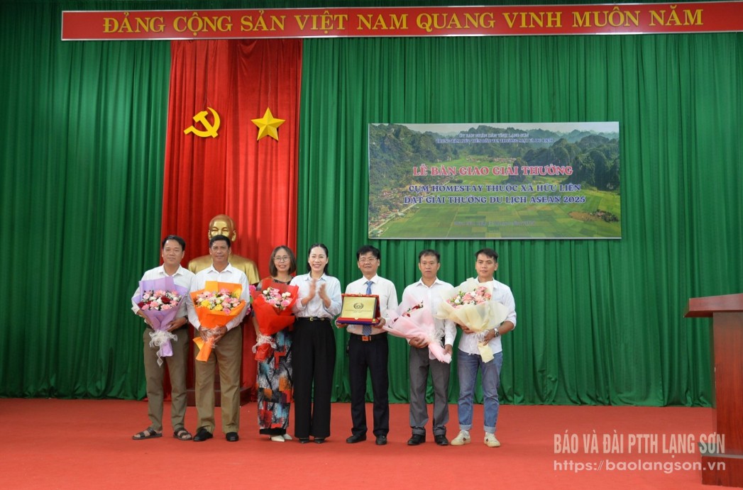 Lãnh đạo Trung tâm Xúc tiến Đầu tư Thương mại và Du lịch tỉnh bàn giao giải thưởng Du lịch ASEAN năm 2025 cho lãnh đạo xã Hữu Liên và đại diện 5 homestay trên địa bàn