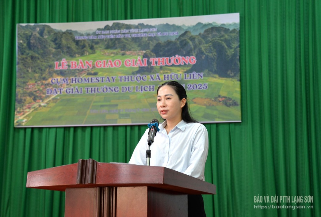 Lãnh đạo Trung tâm Xúc tiến Đầu tư Thương mại và Du lịch tỉnh phát biểu tại buổi lễ