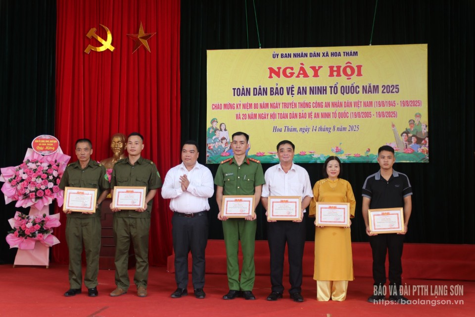 Lãnh đạo UBND xã Hoa Thám tặng giấy khen cho các tập thể, cá nhân được biểu dương, khen thưởng tại ngày hội 