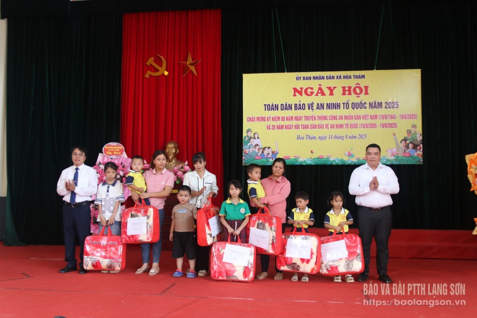 Lãnh đạo xã Hoa Thám tặng quà cho các học sinh có hoàn cảnh khó khăn vươn lên trong học tập tại ngày hội