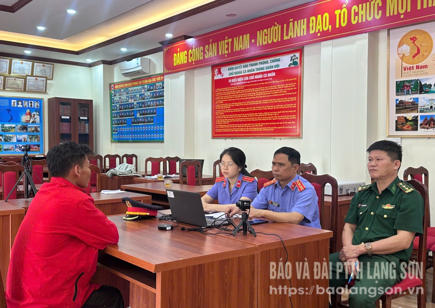 Kiểm sát viên VKSND khu vực 2 sử dụng thiết bị ghi âm, ghi hình có âm thanh trong  trong khi tiến hành lấy lời khai 