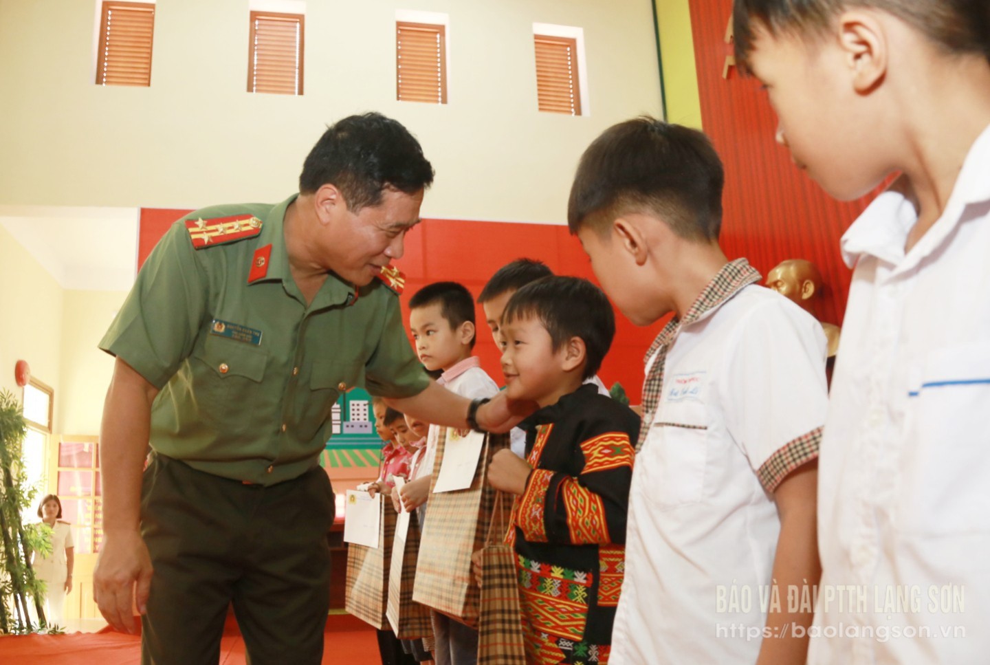 Lãnh đạo Công an tỉnh tặng quà cho các em học sinh có hoàn cảnh khó khăn vươn lên trong học tập của xã Ba Sơn