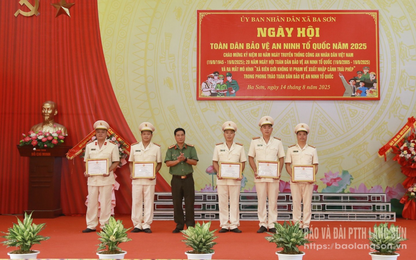 Lãnh đạo Công an tỉnh trao tặng giấy khen cho tập thể và các cá nhân tại ngày hội
