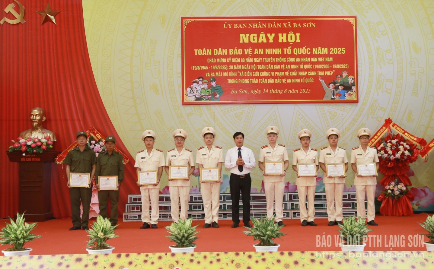 Lãnh đạo UBND xã Ba Sơn tặng giấy khen cho các cá nhân tại ngày hội
