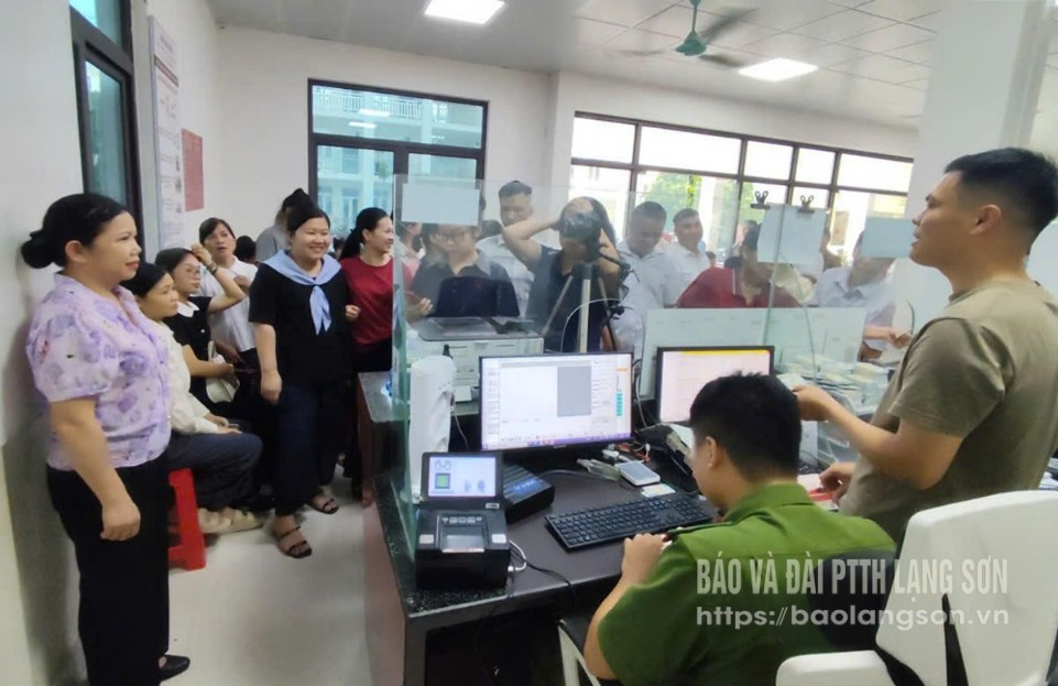 Công an xã Lộc Bình thực hiện thủ tục đổi thẻ đảng cho các đảng viên trên địa bàn